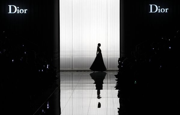 Модель во время показа Диор на Неделе моды в Париже - Sputnik Казахстан