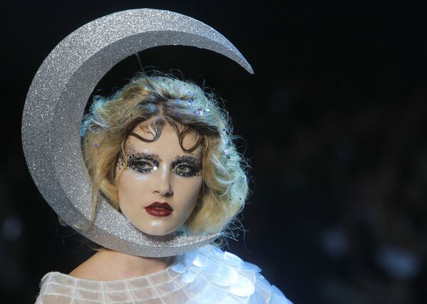 Модель на показе Christian Dior на Парижской неделе моды - Sputnik Казахстан