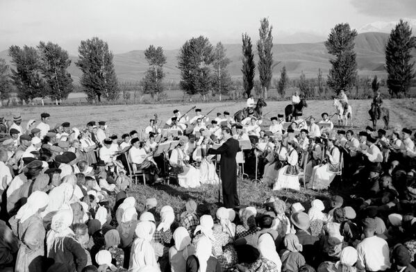 Оркестр имени Курмангазы выступает на полях колхоза Луч Востока - Sputnik Казахстан