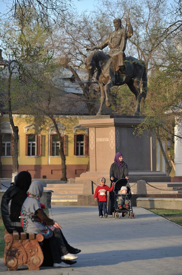 Женщины с детьми у памятника казахскому народному музыканту Курмангазы Сагырбаеву в Астрахани - Sputnik Казахстан