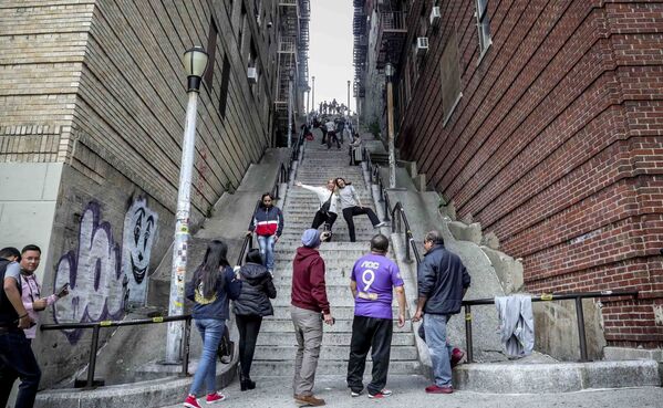 Люди позируют на ставшей знаменитой лестнице в Бронксе, Нью-Йорк - Sputnik Казахстан