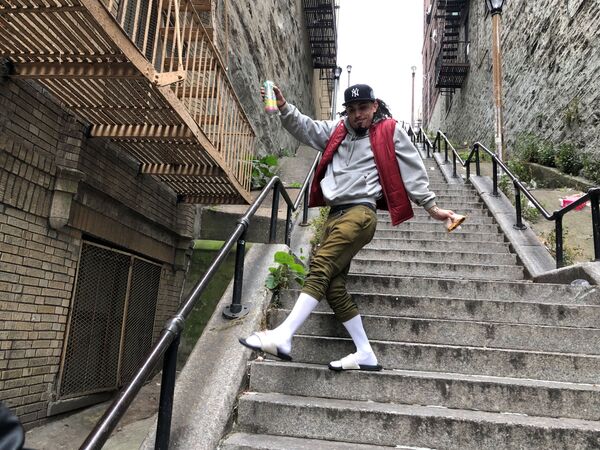Радиоведущий Джей Гарсия исполняет танец Джокера на ставшей знаменитой лестнице в Бронксе, Нью-Йорк - Sputnik Казахстан