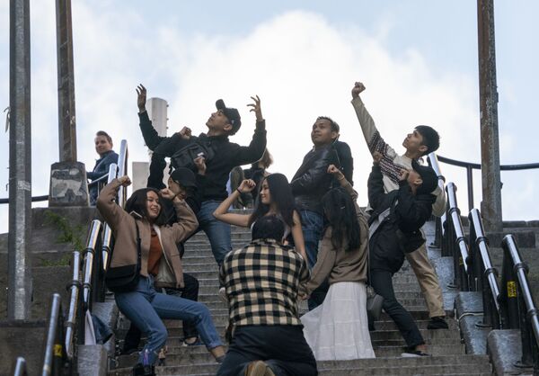 Туристы позируют для фотографии на лестнице Джокера в Бронксе, Нью-Йорк - Sputnik Казахстан