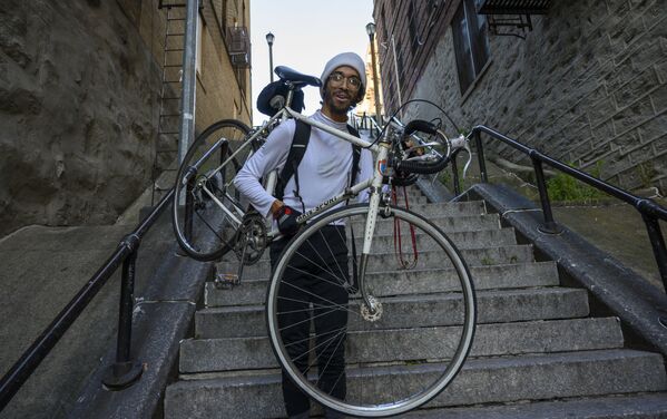 Местный житель с велосипедом проходит по лестнице Джокера в Бронксе, Нью-Йорк - Sputnik Казахстан