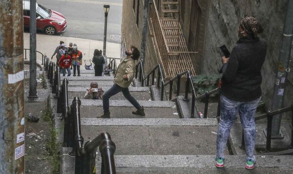 Туристы позируют для фотографии на лестнице Джокера в Бронксе, Нью-Йорк - Sputnik Казахстан