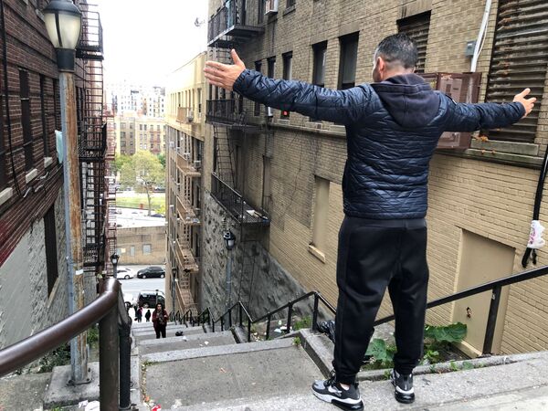 Турист из Мексики на лестнице Джокера в Бронксе, Нью-Йорк - Sputnik Казахстан