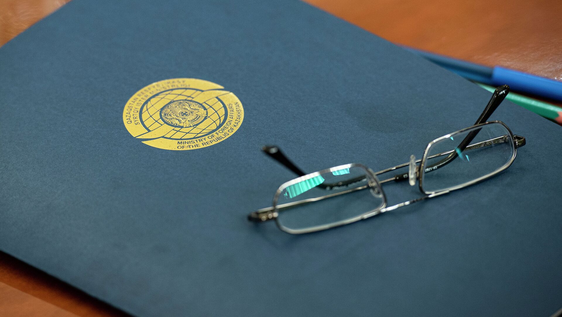 Папка с эмблемой министерства иностранных дел Казахстана, иллюстративное фото - Sputnik Казахстан, 1920, 03.03.2021
