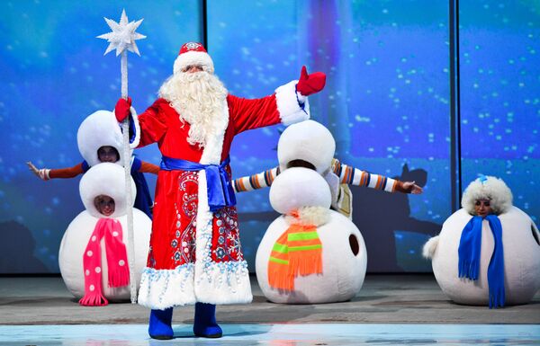 Дед Мороз на шоу-мюзикле Затерянный мир Дед Мороз на шоу-мюзикле Затерянный мир - Sputnik Казахстан