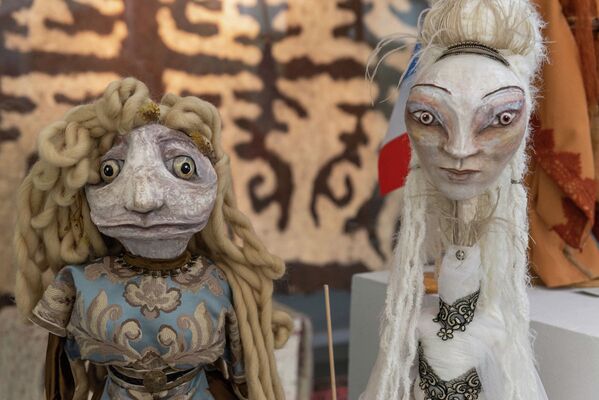  Серия кукол французских мастеров Женщина-метаморфоза. Женщина-рыба (слева), Женщина-птица (справа) - Sputnik Казахстан