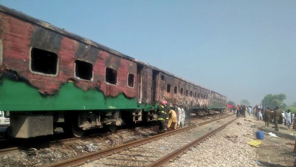  Огромный пожар охватил три вагона поезда в Пакистане - Sputnik Казахстан