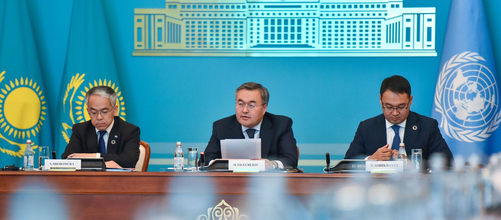 Министр иностранных дел Казахстана Мухтар Тлеуберди (в центре) на брифинге в МИД - Sputnik Казахстан, 1920, 30.12.2020