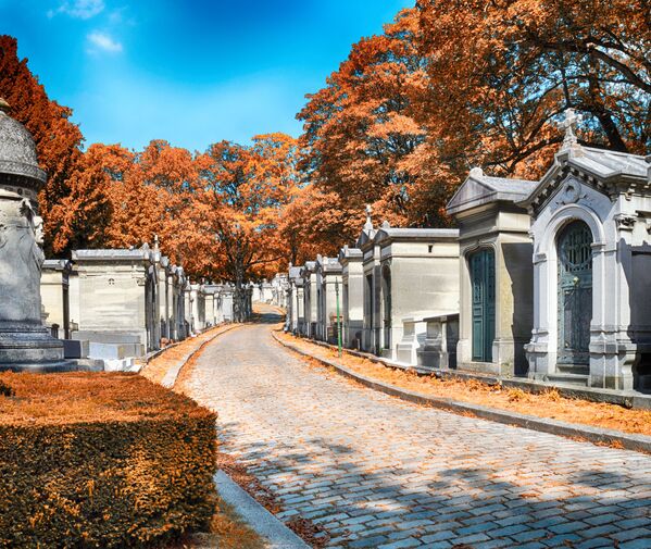 Кладбище Пер-Лашез в Париже осенью - Sputnik Казахстан