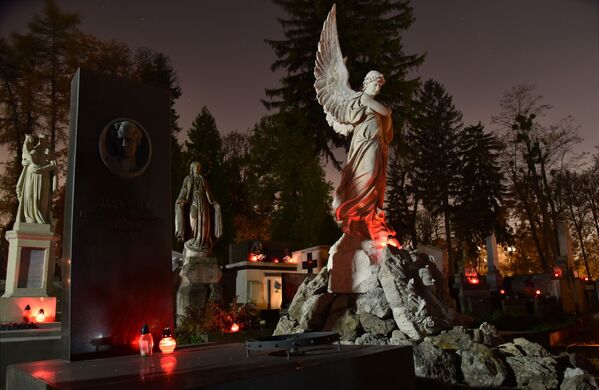 Свечи на могилах усопших в День памяти умерших на Лычаковском кладбище во Львове - Sputnik Казахстан
