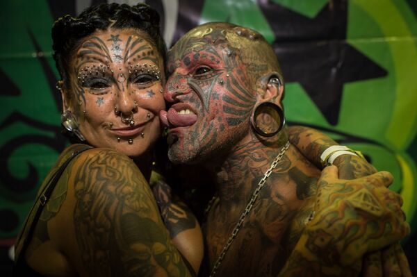 Уругвайский художник-татуировщик Виктор Хьюго Перальта и его жена, аргентинский художник-татуировщик Габриэла Перальта - Sputnik Казахстан