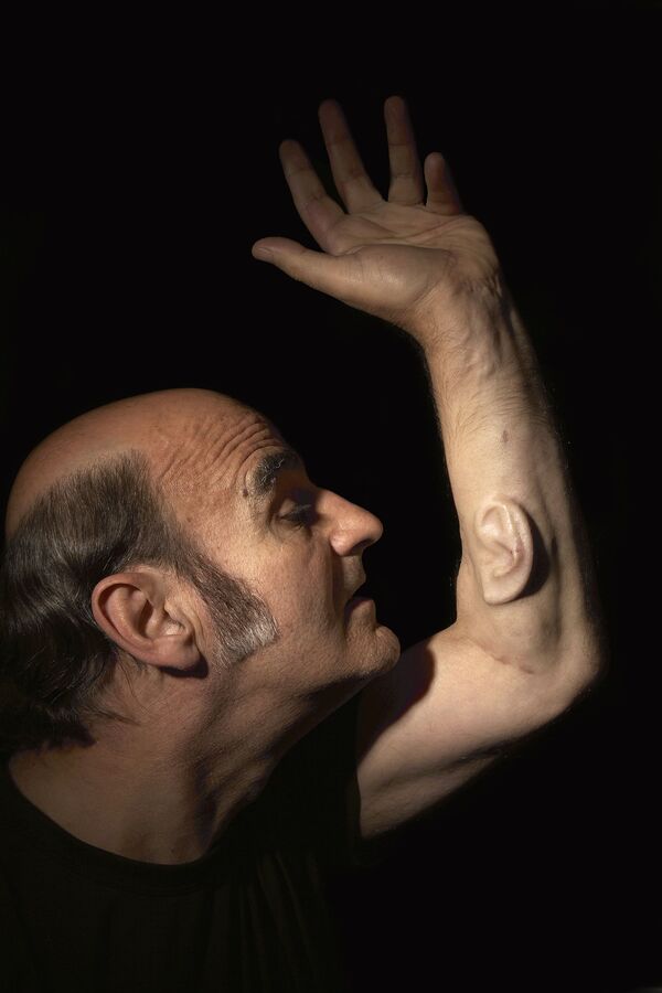Австралийский художник-акционист Стелиос Аркадиу, вырастивший на левой руке дополнительное ухо - Sputnik Казахстан
