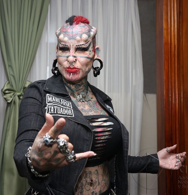 Мексиканская предпринимательница, юриста и татуировщик Мария Хосе Кристерна, также известная как Женщина-вампир - Sputnik Казахстан