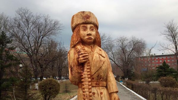 Деревянная скульптура на территории сквера Победы - Sputnik Қазақстан