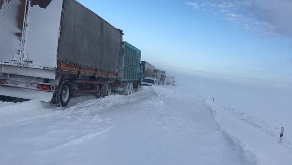 Снег на трассе в Актюбинской области - Sputnik Қазақстан