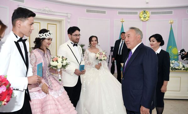 Нурсултан Назарбаев поздравил молодоженов в Туркестане - Sputnik Казахстан