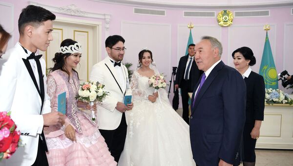 Нурсултан Назарбаев поздравил молодоженов в Туркестане - Sputnik Казахстан
