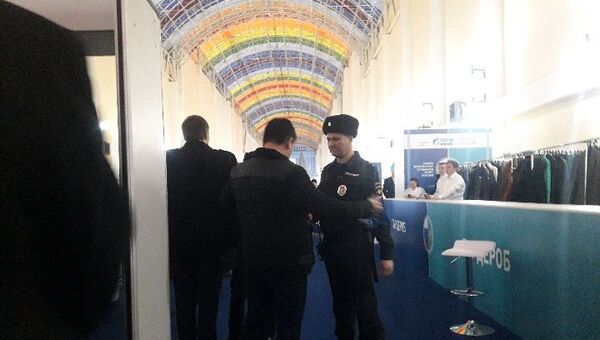 Участников и гостей выставки досматривают на входе - Sputnik Казахстан