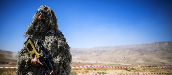 Военнослужащий во время учений Центр-2019 на полигоне в Таджикистане Военнослужащий во время учений Центр-2019 на полигоне в Таджикистане - Sputnik Казахстан