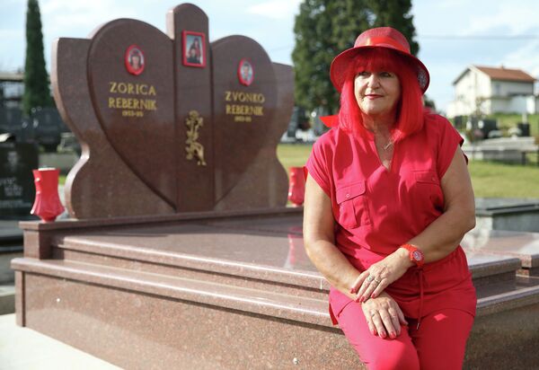 Женщина в красном - Sputnik Казахстан