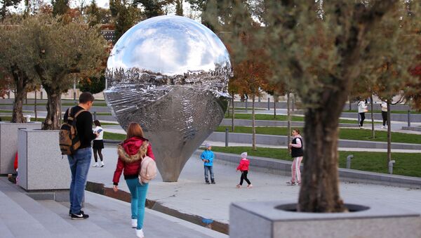 Люди гуляют в парке Галицкого в Краснодаре - Sputnik Қазақстан