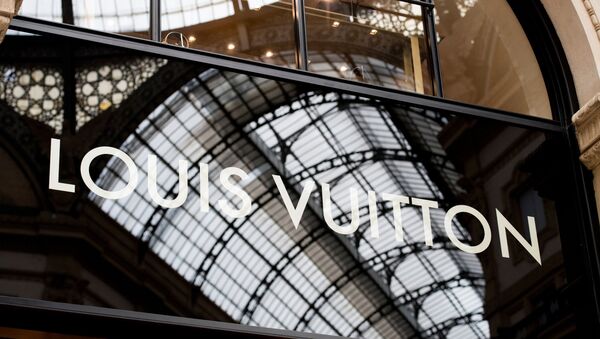Логотип итальянского магазина модной одежды Louis Vuitton в Милане - Sputnik Казахстан