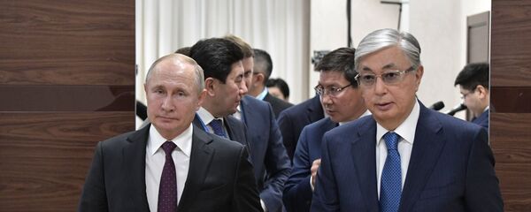 Президенты России Владимир Путин и Казахстана Касым-Жомарт Токаев во время осмотра выставки Высокие технологии: возможности регионов России и Казахстана в рамках XVI Форума межрегионального сотрудничества России и Казахстана Президенты России Владимир Путин и Казахстана Касым-Жомарт Токаев во время осмотра выставки Высокие технологии: возможности регионов России и Казахстана в рамках XVI Форума межрегионального сотрудничества России и Казахстана - Sputnik Казахстан