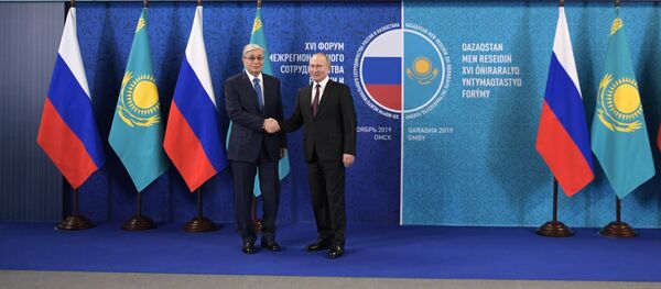  Президент РФ Владимир Путин и президент Казахстана Касым-Жомарт Токаев во время встречи на форуме межрегионального сотрудничества России и Казахстана в Омске - Sputnik Казахстан