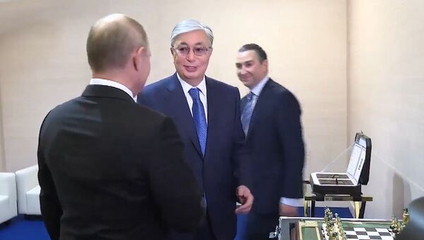 Путин и Токаев провели форум и обменялись подарками в Омске - Sputnik Казахстан
