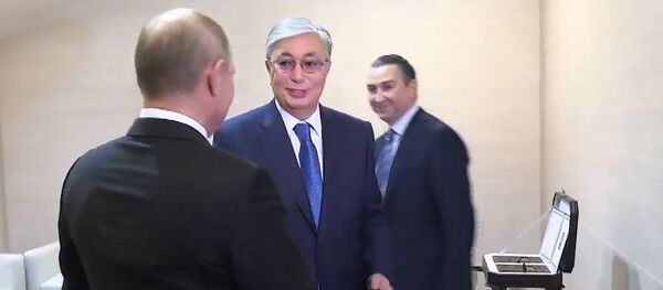 Путин и Токаев провели форум и обменялись подарками в Омске Путин и Токаев провели форум и обменялись подарками в Омске - Sputnik Қазақстан