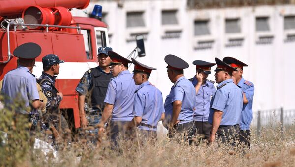 Сотрудники правоохранительных органов на месте взрыва автомашины марки Mitsubishi Delica, протаранившей ворота дипломатического представительства Китая в Бишкеке - Sputnik Казахстан