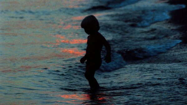 Мальчик на берегу. Архивное фото - Sputnik Казахстан