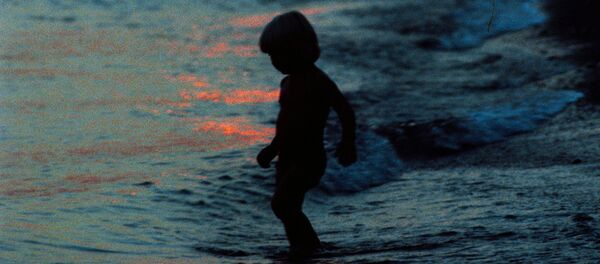 Мальчик на берегу. Архивное фото Мальчик на берегу. Архивное фото - Sputnik Казахстан