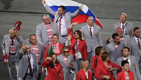 Директор Республиканского центра олимпийской подготовки по легкой атлетике Андрей Фомочкин с флагом России  на открытии ХV летних Паралимпийских игр 2016 в Рио-де-Жанейро - Sputnik Казахстан