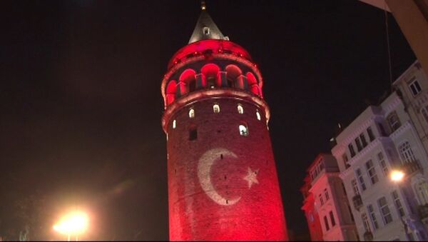 Башню в Стамбуле подсветили в цвет флага Турции в память о жертвах теракта - Sputnik Казахстан