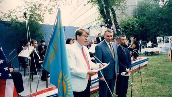 Первый посол США в РК Уильям Кортни, 4 июля 1992 года - Sputnik Казахстан