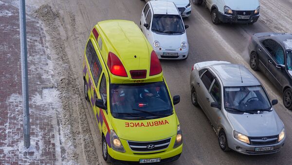 Скорая помощь и автомобили на дороге - Sputnik Казахстан