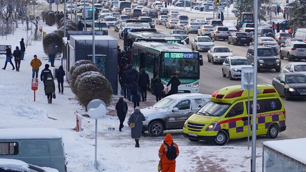 Автомобили на дороге на левом берегу столицы - Sputnik Казахстан