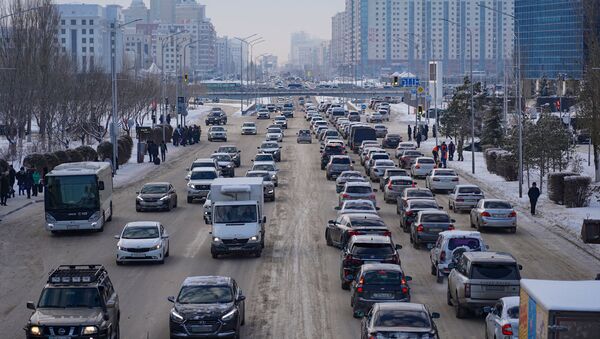Автомобили на дороге на левом берегу столицы - Sputnik Қазақстан