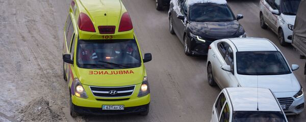 Автомобили на дороге, скорая помощь - Sputnik Казахстан