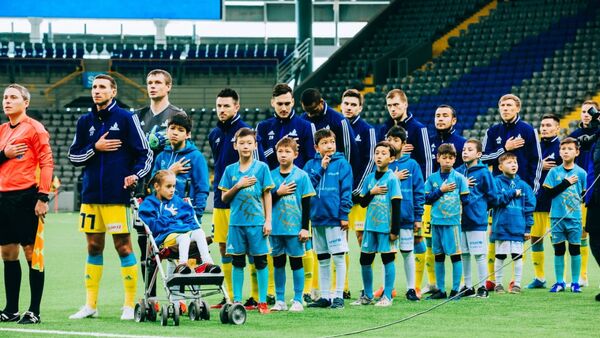  Особенные дети вышли на поле вместе с футболистами Астаны - Sputnik Казахстан