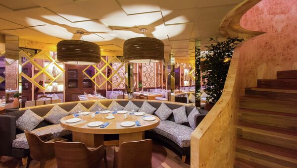 Модный интерьер ресторана Arnau отличается национальными мотивами, уютом и великолепием обстановки - Sputnik Қазақстан