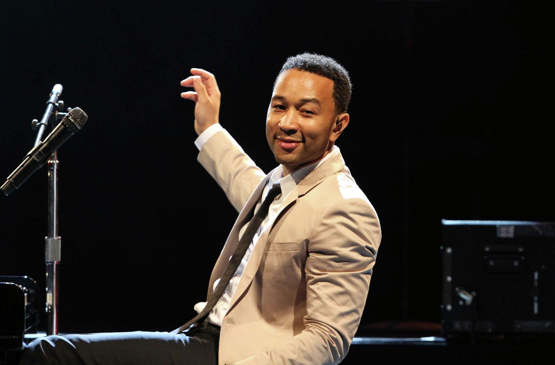 Американский певец, автор песен и актер Джон Роджер Стивенс, профессионально известный как Джон Ледженд - Sputnik Казахстан, 1920, 27.12.2025