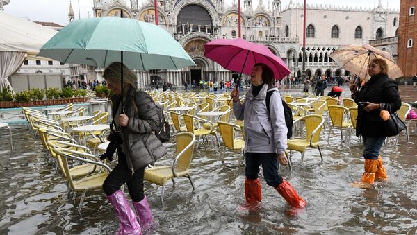Туристы на площади Сан-Марко во время наводнения в Венеции - Sputnik Казахстан
