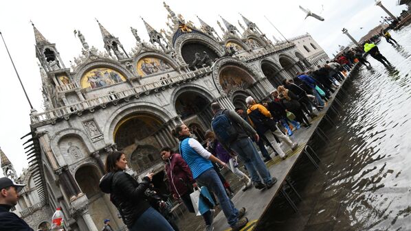 Туристы на площади Сан-Марко в Венеции во время наводнения - Sputnik Казахстан
