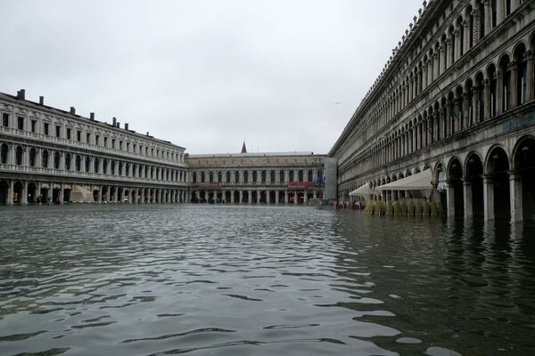 Площадь Сан-Марко в Венеции во время наводнения - Sputnik Казахстан