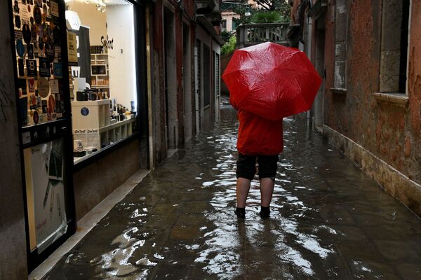 Турист на одной из улиц в Венеции во время наводнения - Sputnik Казахстан